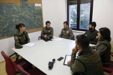 El guarderío forestal vela por el cuidado del monte bajo la máxima y la demanda de respeto. Las amenazas son "residuales".