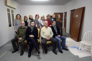 La zona media cuenta con, al menos, catorce grupos de teatro. actores aficionados que dedican su tiempo libre a enriquecer la vida cultural de la comarca.