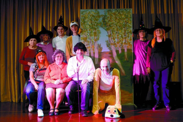 La zona media cuenta con, al menos, catorce grupos de teatro. actores aficionados que dedican su tiempo libre a enriquecer la vida cultural de la comarca.