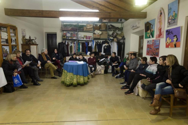 La zona media cuenta con, al menos, catorce grupos de teatro. actores aficionados que dedican su tiempo libre a enriquecer la vida cultural de la comarca.