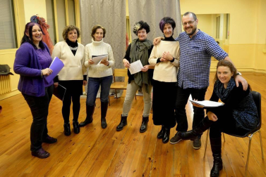 La zona media cuenta con, al menos, catorce grupos de teatro. actores aficionados que dedican su tiempo libre a enriquecer la vida cultural de la comarca.