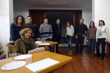 La zona media cuenta con, al menos, catorce grupos de teatro. actores aficionados que dedican su tiempo libre a enriquecer la vida cultural de la comarca.