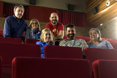 La zona media cuenta con, al menos, catorce grupos de teatro. actores aficionados que dedican su tiempo libre a enriquecer la vida cultural de la comarca.