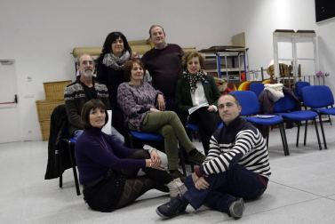 La zona media cuenta con, al menos, catorce grupos de teatro. actores aficionados que dedican su tiempo libre a enriquecer la vida cultural de la comarca.