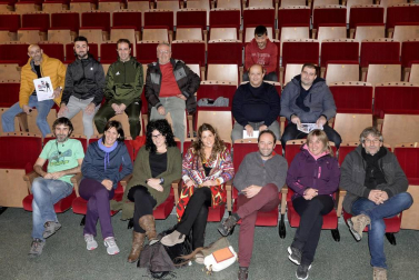 La zona media cuenta con, al menos, catorce grupos de teatro. actores aficionados que dedican su tiempo libre a enriquecer la vida cultural de la comarca.