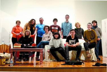 La zona media cuenta con, al menos, catorce grupos de teatro. actores aficionados que dedican su tiempo libre a enriquecer la vida cultural de la comarca.