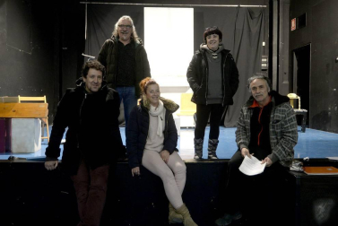 La zona media cuenta con, al menos, catorce grupos de teatro. actores aficionados que dedican su tiempo libre a enriquecer la vida cultural de la comarca.