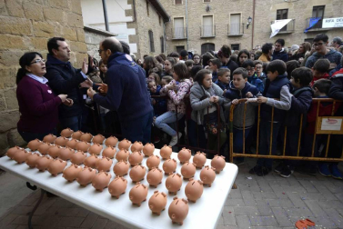 La cuta más grande parael bicentenario: Artajona celebró este domingo la 200 Rifa del Cuto en honor a San Antón con un animal de 270 kilos.