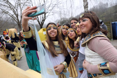 Este domingo las carrozas ocupan las calles de Sunbilla y Leitza y los vecinos protagonizan un desfile con las caras tapadas y ataviados con túnicas y capirotes que adornan con cintas de colores y plumas, aunque la fiesta principal se celebrará mañana.