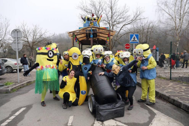 Este domingo las carrozas ocupan las calles de Sunbilla y Leitza y los vecinos protagonizan un desfile con las caras tapadas y ataviados con túnicas y capirotes que adornan con cintas de colores y plumas, aunque la fiesta principal se celebrará mañana.