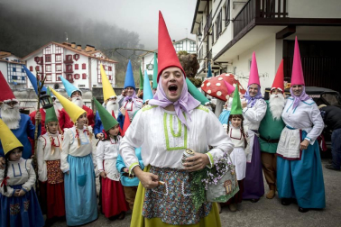 Este domingo las carrozas ocupan las calles de Sunbilla y Leitza y los vecinos protagonizan un desfile con las caras tapadas y ataviados con túnicas y capirotes que adornan con cintas de colores y plumas, aunque la fiesta principal se celebrará mañana.
