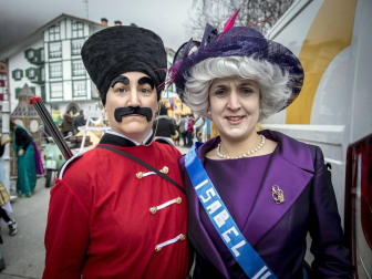 Este domingo las carrozas ocupan las calles de Sunbilla y Leitza y los vecinos protagonizan un desfile con las caras tapadas y ataviados con túnicas y capirotes que adornan con cintas de colores y plumas, aunque la fiesta principal se celebrará mañana.