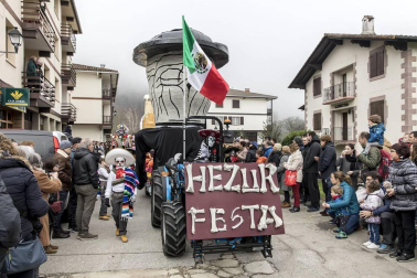Este domingo las carrozas ocupan las calles de Sunbilla y Leitza y los vecinos protagonizan un desfile con las caras tapadas y ataviados con túnicas y capirotes que adornan con cintas de colores y plumas, aunque la fiesta principal se celebrará mañana.
