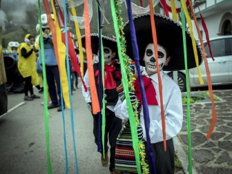 Este domingo las carrozas ocupan las calles de Sunbilla y Leitza y los vecinos protagonizan un desfile con las caras tapadas y ataviados con túnicas y capirotes que adornan con cintas de colores y plumas, aunque la fiesta principal se celebrará mañana.