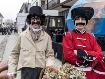 Este domingo las carrozas ocupan las calles de Sunbilla y Leitza y los vecinos protagonizan un desfile con las caras tapadas y ataviados con túnicas y capirotes que adornan con cintas de colores y plumas, aunque la fiesta principal se celebrará mañana.