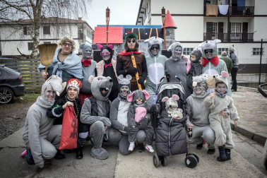 Este domingo las carrozas ocupan las calles de Sunbilla y Leitza y los vecinos protagonizan un desfile con las caras tapadas y ataviados con túnicas y capirotes que adornan con cintas de colores y plumas, aunque la fiesta principal se celebrará mañana.