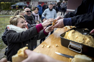 Este domingo las carrozas ocupan las calles de Sunbilla y Leitza y los vecinos protagonizan un desfile con las caras tapadas y ataviados con túnicas y capirotes que adornan con cintas de colores y plumas, aunque la fiesta principal se celebrará mañana.