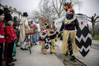 Este domingo las carrozas ocupan las calles de Sunbilla y Leitza y los vecinos protagonizan un desfile con las caras tapadas y ataviados con túnicas y capirotes que adornan con cintas de colores y plumas, aunque la fiesta principal se celebrará mañana.