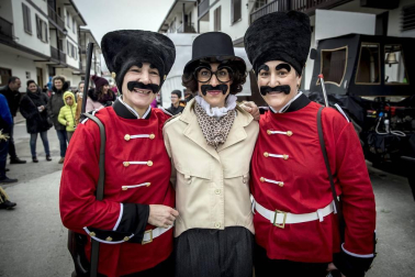 Este domingo las carrozas ocupan las calles de Sunbilla y Leitza y los vecinos protagonizan un desfile con las caras tapadas y ataviados con túnicas y capirotes que adornan con cintas de colores y plumas, aunque la fiesta principal se celebrará mañana.
