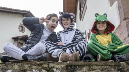 Este domingo las carrozas ocupan las calles de Sunbilla y Leitza y los vecinos protagonizan un desfile con las caras tapadas y ataviados con túnicas y capirotes que adornan con cintas de colores y plumas, aunque la fiesta principal se celebrará mañana.