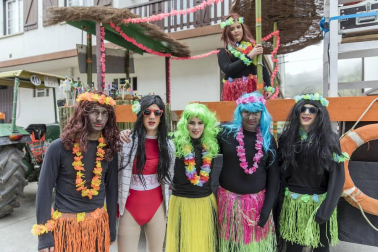 Este domingo las carrozas ocupan las calles de Sunbilla y Leitza y los vecinos protagonizan un desfile con las caras tapadas y ataviados con túnicas y capirotes que adornan con cintas de colores y plumas, aunque la fiesta principal se celebrará mañana.