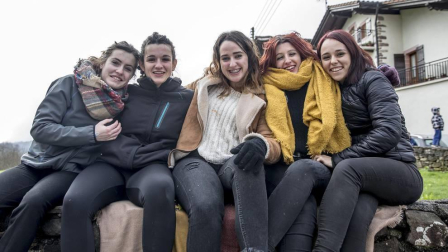 Este domingo las carrozas ocupan las calles de Sunbilla y Leitza y los vecinos protagonizan un desfile con las caras tapadas y ataviados con túnicas y capirotes que adornan con cintas de colores y plumas, aunque la fiesta principal se celebrará mañana.