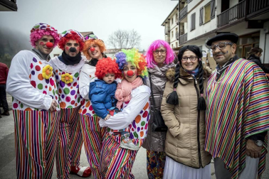 Este domingo las carrozas ocupan las calles de Sunbilla y Leitza y los vecinos protagonizan un desfile con las caras tapadas y ataviados con túnicas y capirotes que adornan con cintas de colores y plumas, aunque la fiesta principal se celebrará mañana.