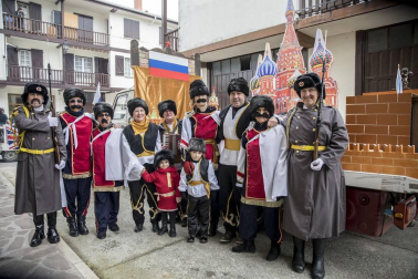 Este domingo las carrozas ocupan las calles de Sunbilla y Leitza y los vecinos protagonizan un desfile con las caras tapadas y ataviados con túnicas y capirotes que adornan con cintas de colores y plumas, aunque la fiesta principal se celebrará mañana.
