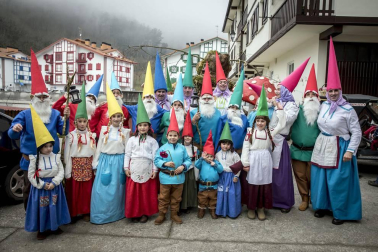 Este domingo las carrozas ocupan las calles de Sunbilla y Leitza y los vecinos protagonizan un desfile con las caras tapadas y ataviados con túnicas y capirotes que adornan con cintas de colores y plumas, aunque la fiesta principal se celebrará mañana.