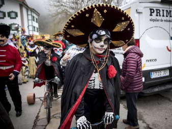 Este domingo las carrozas ocupan las calles de Sunbilla y Leitza y los vecinos protagonizan un desfile con las caras tapadas y ataviados con túnicas y capirotes que adornan con cintas de colores y plumas, aunque la fiesta principal se celebrará mañana.