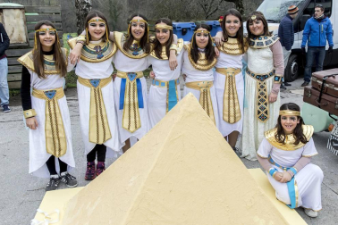 Este domingo las carrozas ocupan las calles de Sunbilla y Leitza y los vecinos protagonizan un desfile con las caras tapadas y ataviados con túnicas y capirotes que adornan con cintas de colores y plumas, aunque la fiesta principal se celebrará mañana.