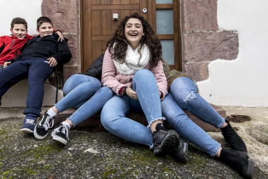Este domingo las carrozas ocupan las calles de Sunbilla y Leitza y los vecinos protagonizan un desfile con las caras tapadas y ataviados con túnicas y capirotes que adornan con cintas de colores y plumas, aunque la fiesta principal se celebrará mañana.