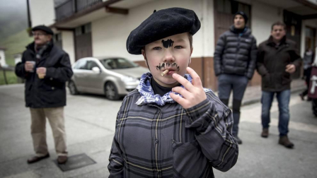 Este domingo las carrozas ocupan las calles de Sunbilla y Leitza y los vecinos protagonizan un desfile con las caras tapadas y ataviados con túnicas y capirotes que adornan con cintas de colores y plumas, aunque la fiesta principal se celebrará mañana.