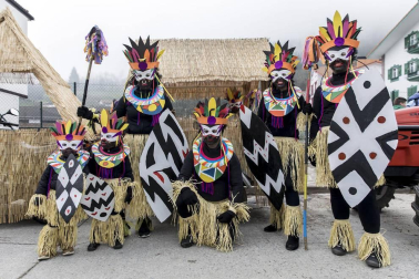Este domingo las carrozas ocupan las calles de Sunbilla y Leitza y los vecinos protagonizan un desfile con las caras tapadas y ataviados con túnicas y capirotes que adornan con cintas de colores y plumas, aunque la fiesta principal se celebrará mañana.