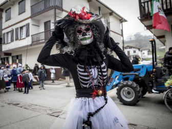 Este domingo las carrozas ocupan las calles de Sunbilla y Leitza y los vecinos protagonizan un desfile con las caras tapadas y ataviados con túnicas y capirotes que adornan con cintas de colores y plumas, aunque la fiesta principal se celebrará mañana.