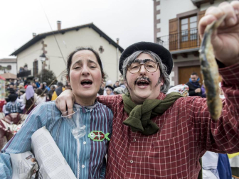 Este domingo las carrozas ocupan las calles de Sunbilla y Leitza y los vecinos protagonizan un desfile con las caras tapadas y ataviados con túnicas y capirotes que adornan con cintas de colores y plumas, aunque la fiesta principal se celebrará mañana.