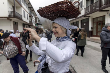Este domingo las carrozas ocupan las calles de Sunbilla y Leitza y los vecinos protagonizan un desfile con las caras tapadas y ataviados con túnicas y capirotes que adornan con cintas de colores y plumas, aunque la fiesta principal se celebrará mañana.