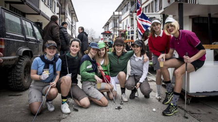 Este domingo las carrozas ocupan las calles de Sunbilla y Leitza y los vecinos protagonizan un desfile con las caras tapadas y ataviados con túnicas y capirotes que adornan con cintas de colores y plumas, aunque la fiesta principal se celebrará mañana.