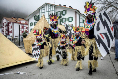 Este domingo las carrozas ocupan las calles de Sunbilla y Leitza y los vecinos protagonizan un desfile con las caras tapadas y ataviados con túnicas y capirotes que adornan con cintas de colores y plumas, aunque la fiesta principal se celebrará mañana.