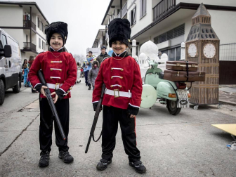Este domingo las carrozas ocupan las calles de Sunbilla y Leitza y los vecinos protagonizan un desfile con las caras tapadas y ataviados con túnicas y capirotes que adornan con cintas de colores y plumas, aunque la fiesta principal se celebrará mañana.