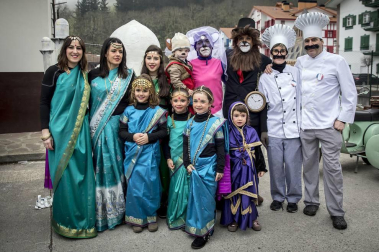 Este domingo las carrozas ocupan las calles de Sunbilla y Leitza y los vecinos protagonizan un desfile con las caras tapadas y ataviados con túnicas y capirotes que adornan con cintas de colores y plumas, aunque la fiesta principal se celebrará mañana.