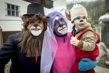 Este domingo las carrozas ocupan las calles de Sunbilla y Leitza y los vecinos protagonizan un desfile con las caras tapadas y ataviados con túnicas y capirotes que adornan con cintas de colores y plumas, aunque la fiesta principal se celebrará mañana.