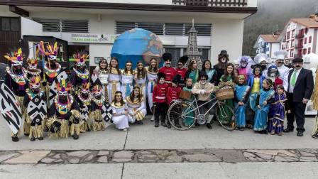 Este domingo las carrozas ocupan las calles de Sunbilla y Leitza y los vecinos protagonizan un desfile con las caras tapadas y ataviados con túnicas y capirotes que adornan con cintas de colores y plumas, aunque la fiesta principal se celebrará mañana.