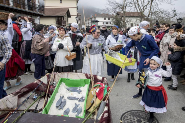Este domingo las carrozas ocupan las calles de Sunbilla y Leitza y los vecinos protagonizan un desfile con las caras tapadas y ataviados con túnicas y capirotes que adornan con cintas de colores y plumas, aunque la fiesta principal se celebrará mañana.