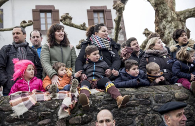 Este domingo las carrozas ocupan las calles de Sunbilla y Leitza y los vecinos protagonizan un desfile con las caras tapadas y ataviados con túnicas y capirotes que adornan con cintas de colores y plumas, aunque la fiesta principal se celebrará mañana.