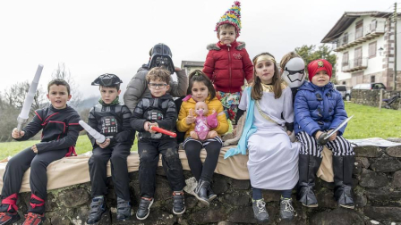 Este domingo las carrozas ocupan las calles de Sunbilla y Leitza y los vecinos protagonizan un desfile con las caras tapadas y ataviados con túnicas y capirotes que adornan con cintas de colores y plumas, aunque la fiesta principal se celebrará mañana.