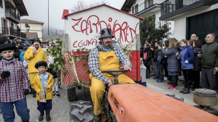 Este domingo las carrozas ocupan las calles de Sunbilla y Leitza y los vecinos protagonizan un desfile con las caras tapadas y ataviados con túnicas y capirotes que adornan con cintas de colores y plumas, aunque la fiesta principal se celebrará mañana.
