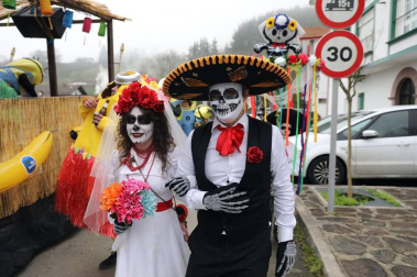 Este domingo las carrozas ocupan las calles de Sunbilla y Leitza y los vecinos protagonizan un desfile con las caras tapadas y ataviados con túnicas y capirotes que adornan con cintas de colores y plumas, aunque la fiesta principal se celebrará mañana.