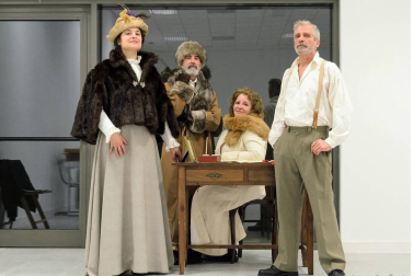La zona media cuenta con, al menos, catorce grupos de teatro. actores aficionados que dedican su tiempo libre a enriquecer la vida cultural de la comarca.