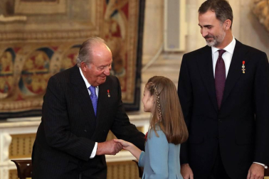 El Rey Felipe VI ha entregado este martes el Collar de la Insigne Orden del Toisón de Oro a la heredera de la Corona, la Princesa de Asturias, subrayando ante ella las "exigencias" y responsabilidades que implica su condición.